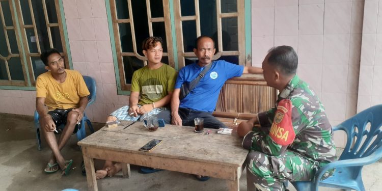 Babinsa Koramil 426-04 Banjar Agung Melaksanakan Komsos Di Salah Satu Rumah Warga Binaannya