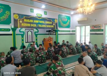 Dukung Pembangunan Di Wilayah Binaannya, Babinsa Koramil Doko Turut Bangun Saluran Irigasi