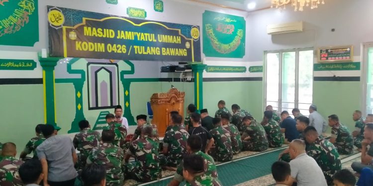 Dukung Pembangunan Di Wilayah Binaannya, Babinsa Koramil Doko Turut Bangun Saluran Irigasi