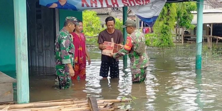 Desa Talang Batu Mesuji Timur Banjir, Prajurit Kodim 0426/TB Siaga Bantu Warga