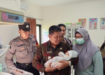 Polsek Srengat Datangi TKP Penemuan Bayi Yang Tergeletak di Tanah Pekarangan Warga Darungan Srengat