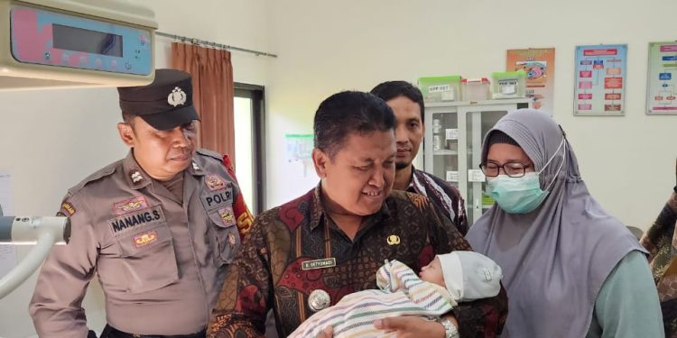 Polsek Srengat Datangi TKP Penemuan Bayi Yang Tergeletak di Tanah Pekarangan Warga Darungan Srengat