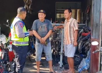PEMILIK BENGKEL MOTOR  DI TUGUREJO ,BABA’AN NGASEM KEDIRI MENYERAHKAN KNALPOT BRONG SECARA SUKARELA ,  SETELAH MENDAPAT HIMBAUAN DARI POLISI