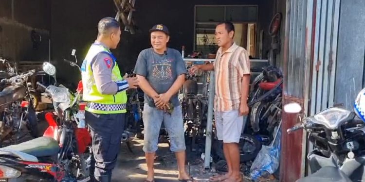 PEMILIK BENGKEL MOTOR  DI TUGUREJO ,BABA’AN NGASEM KEDIRI MENYERAHKAN KNALPOT BRONG SECARA SUKARELA ,  SETELAH MENDAPAT HIMBAUAN DARI POLISI