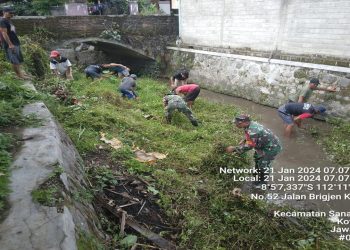 Cegah Terjadinya Banjir, Anggota Koramil 0808/20 Sananwetan Gelar Pembersihan Aliran Sungai