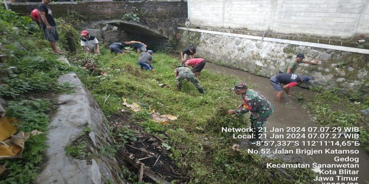 Cegah Terjadinya Banjir, Anggota Koramil 0808/20 Sananwetan Gelar Pembersihan Aliran Sungai