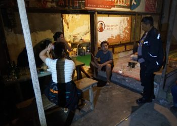 Patroli Dini Hari, Kapolsek Mojoroto Pergoki Konvoi Liar dan Remaja Konsumsi Minuman Keras Beralkohol di Warung Angkringan