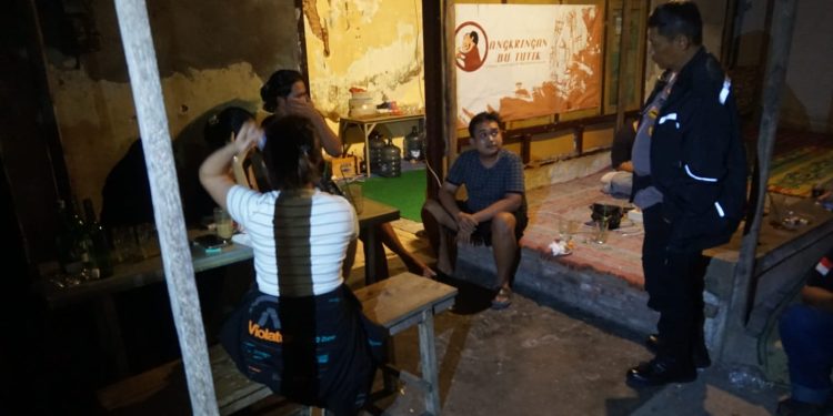 Patroli Dini Hari, Kapolsek Mojoroto Pergoki Konvoi Liar dan Remaja Konsumsi Minuman Keras Beralkohol di Warung Angkringan