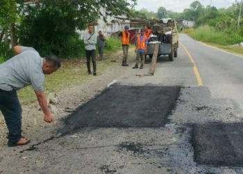 Waduh,,Kok Ada Pak Ogah di Tengah Jalan,Pekerjaan Proyek APBN Preservasi Jalan Tayan Aut Kuning