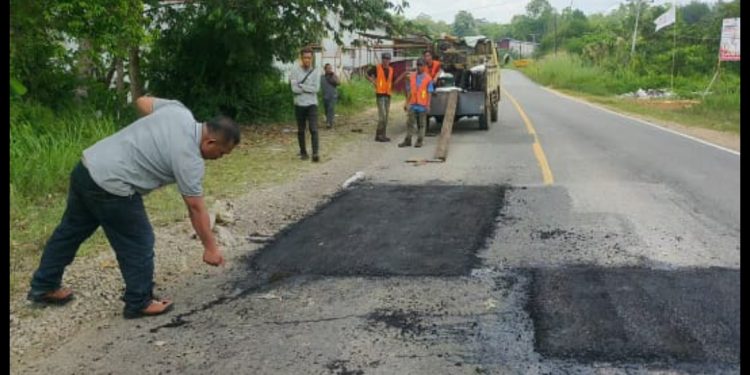 Waduh,,Kok Ada Pak Ogah di Tengah Jalan,Pekerjaan Proyek APBN Preservasi Jalan Tayan Aut Kuning