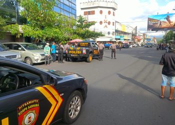 Respon Cepat Polisi dan Relawan Amankan ODGJ yang Acungkan Sajam di Pasar Besar Kota Malang