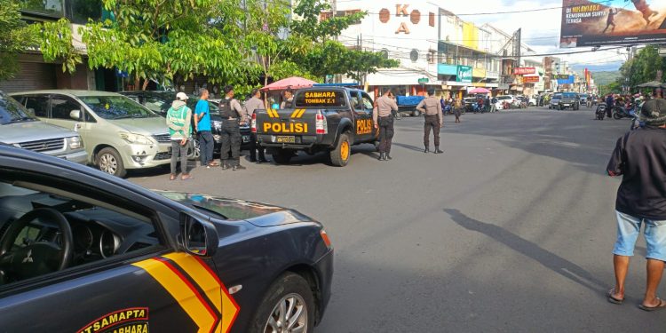 Respon Cepat Polisi dan Relawan Amankan ODGJ yang Acungkan Sajam di Pasar Besar Kota Malang