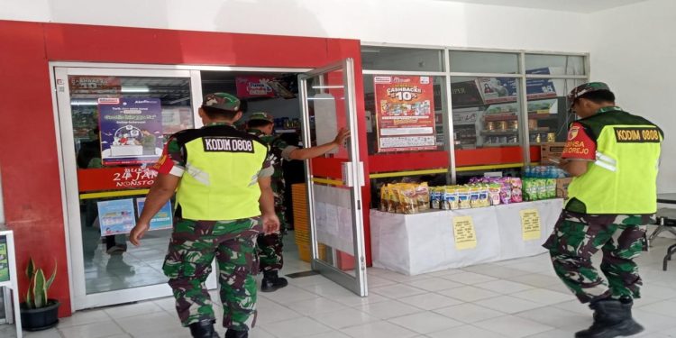 Pastikan Wilayah Aman Terkendali, Anggota Koramil Jajaran Kodim 0808/Blitar Tingkatkan Pengamanan