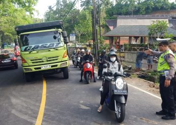 Kasat Lantas Polres Tabanan Atur Lalu Lintas dan Urai Kemacetan Akibat Truck Mogok Patah As