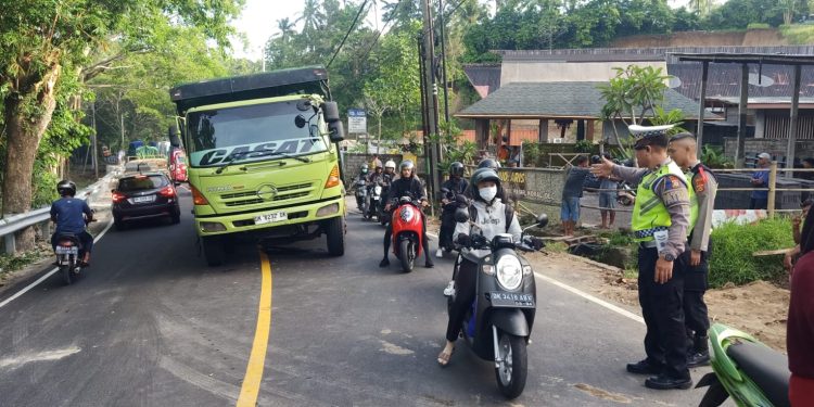 Kasat Lantas Polres Tabanan Atur Lalu Lintas dan Urai Kemacetan Akibat Truck Mogok Patah As