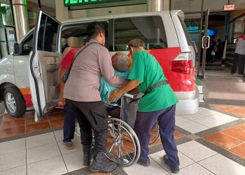 Polres Nganjuk Lakukan Pendampingan atas Pengobatan Lanjutan Mbah Iksan Ke RSUD Nganjuk