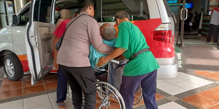 Polres Nganjuk Lakukan Pendampingan atas Pengobatan Lanjutan Mbah Iksan Ke RSUD Nganjuk