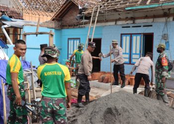Sinergitas Polres Bondowoso bersama TNI Bantu Warga Terdampak Putting Beliung