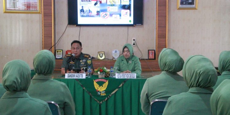 Dandim 0426 Tuba Di Dampingi Ketua Persit KCK Cabang XLlX Dim 0426 Sosialisasi Netralitas Pemilu 2024, Kepada Ibu-ibu Persit Dim 0426
