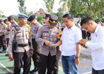 Kabag Ops Polres Melawi Melakukan Pengecekan Buku Saku Pengamanan TPS Tahun 2024