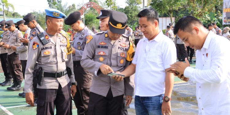 Kabag Ops Polres Melawi Melakukan Pengecekan Buku Saku Pengamanan TPS Tahun 2024