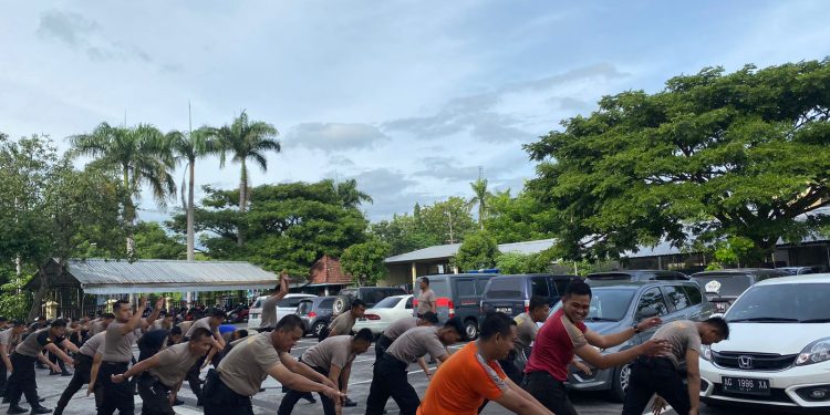 Jaga Kebugaran, Anggota Sat Samapta Polres Nganjuk Laksanakan Lari Pagi dan Latihan PBB