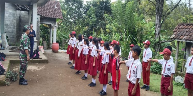 Tanamkan Disiplin Di Sekolah, Babinsa Koramil Wlingi Latih PBB Siswa-Siswi SDN Ngadirenggo 05
