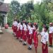 Tanamkan Disiplin Di Sekolah, Babinsa Koramil Wlingi Latih PBB Siswa-Siswi SDN Ngadirenggo 05