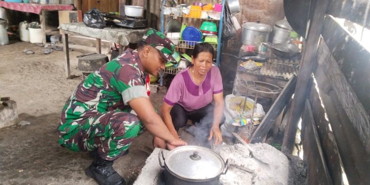 Berbagi Kebahagiaan Kepada Warga Kurang Mampu, Wujud Kepedulian Babinsa Koramil Kademangan Kepada Sesama