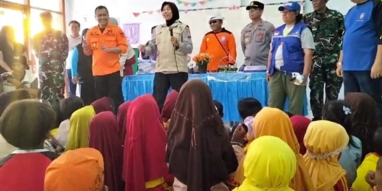 Polres Bondowoso Libatkan Tim Trauma Healing Ajak Anak – anak Lupakan Bencana Angin Puting Beliung