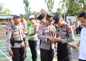 Kabag Ops Polres Melawi Melakukan Pengecekan Buku Saku Pengamanan TPS Tahun 2024