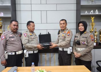 Sat Lantas Polres Kediri Menggunakan Sond Level Meter Untuk Menguji Kebisingan Knalpot
