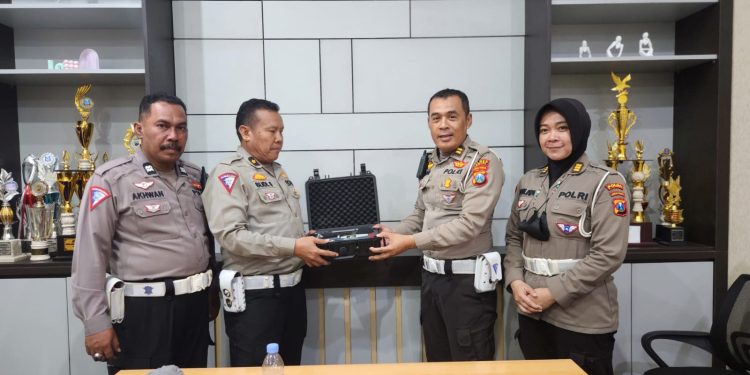 Sat Lantas Polres Kediri Menggunakan Sond Level Meter Untuk Menguji Kebisingan Knalpot