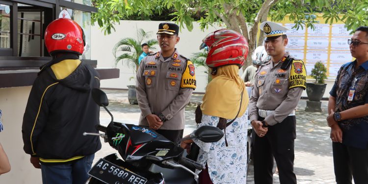 Kunjungi Samsat, Kapolres Tulungagung Pastikan Pelayanan yang Optimal
