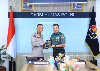Kadiv Humas Terima Kunjungan Kapuspen TNI, Sinergitas Kunci Lewati Tantangan