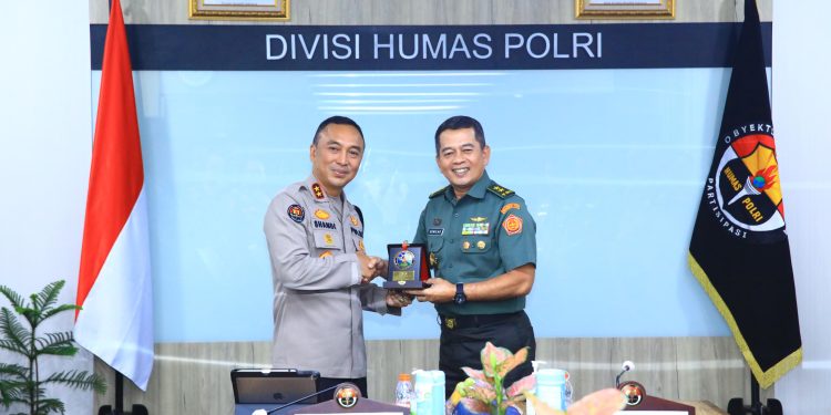 Kadiv Humas Terima Kunjungan Kapuspen TNI, Sinergitas Kunci Lewati Tantangan