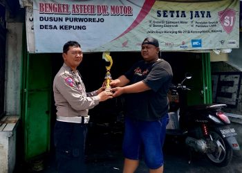 Unit Kamsel Sat Lantas Polres Kediri Memberikan Trofi Sebagai Penghargaan Kepada Beberapa Bengkel
