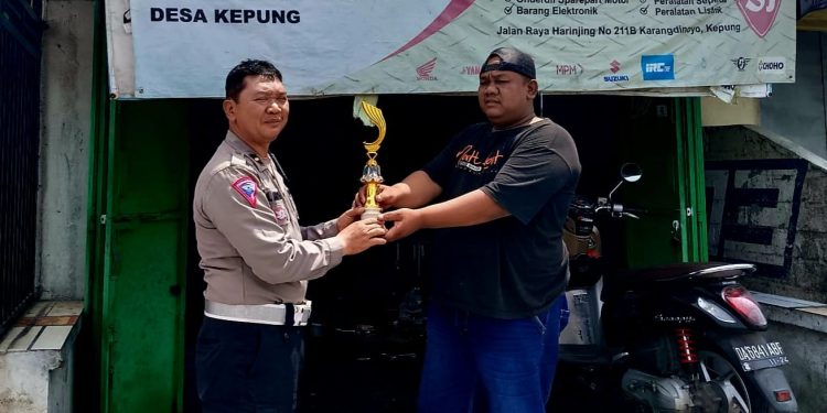 Unit Kamsel Sat Lantas Polres Kediri Memberikan Trofi Sebagai Penghargaan Kepada Beberapa Bengkel