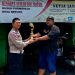 Unit Kamsel Sat Lantas Polres Kediri Memberikan Trofi Sebagai Penghargaan Kepada Beberapa Bengkel