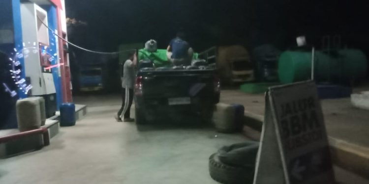 Lapor Pak,,,Masih Dapat di Lihat Pengisian BBM Ke Jerigen Terlihat di SPBU Tayan Hilir