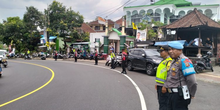 Pengamanan Sholat Jumat, Sekaligus Pengamanan Jalur yang di lalui Cawapres Nomor Urut.  1. Muhaimin