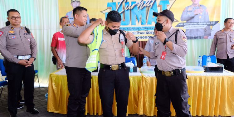 Jumat Curhat, Kapolres Blitar Kota Sambangi Karyawan Pabrik Triplek PT Tri Tunggal Laksana, Beri Pesan Kamtibmas