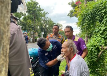 Gerak Cepat Patroli Sat Samapta Polres Nganjuk Selamatkan Pemotor yang Kejatuhan Cabang Pohon