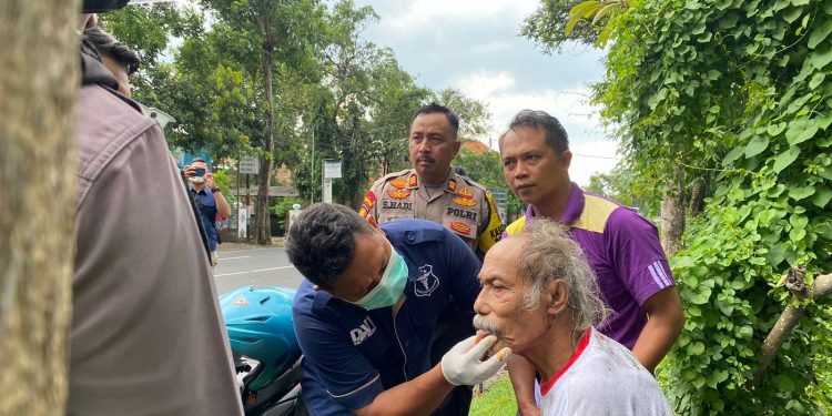 Gerak Cepat Patroli Sat Samapta Polres Nganjuk Selamatkan Pemotor yang Kejatuhan Cabang Pohon