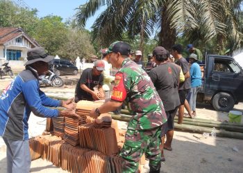 Babinsa Koramil 426-04 Banjar Agung, Gotong Royong Bantu Bangun Rumah Warga