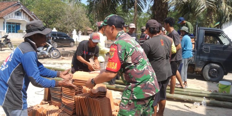 Babinsa Koramil 426-04 Banjar Agung, Gotong Royong Bantu Bangun Rumah Warga