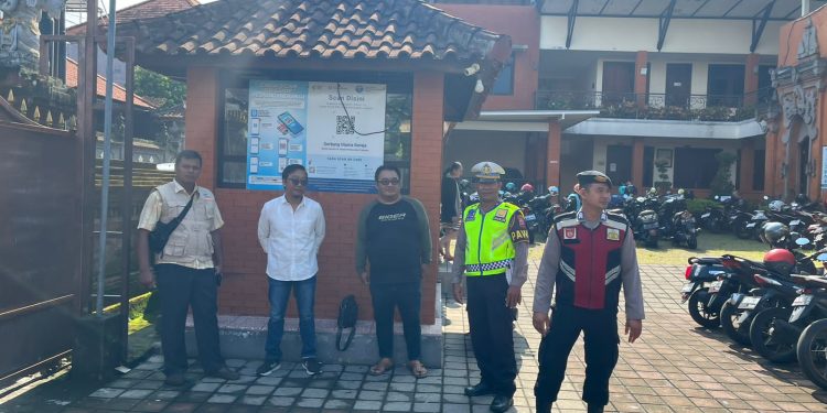 Personil Polsek Tabanan Amankan Ibadah Kebaktian Misa Minggu