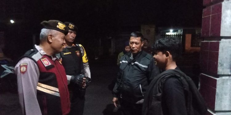 Saat Patroli Rutin Dini Hari, Kapolsek Mojoroto Temukan ini di Jalan Semeru !