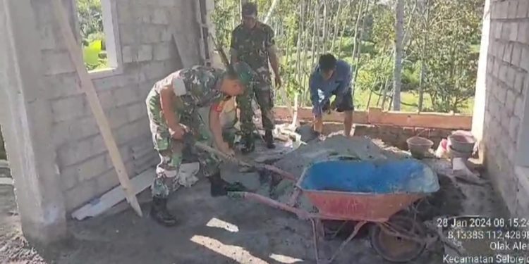 Bantu Atasi Kesulitan Warga Binaannya, Babinsa Koramil Selorejo Terjun Langsung Ke Lapangan