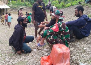 Babinsa Posramil 1714-06/ Tingginambut Berikan Bantuan Beras dan Logistik Kepada Salah Satu Warga Binaan Yang Meninggal Dunia